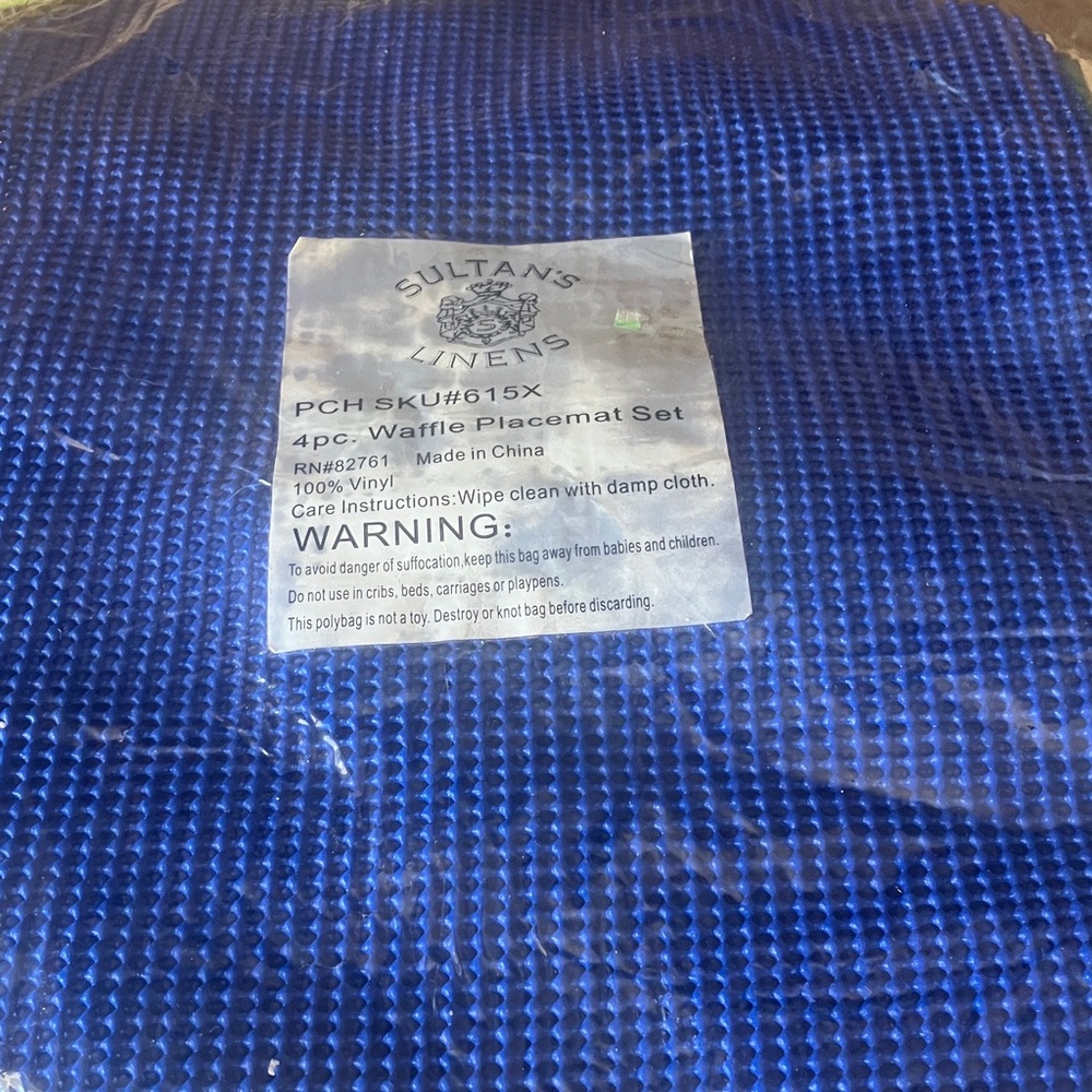 FINAL MARKDOWN SULTANS Linens Blue vinyl Waffle Placemat Set